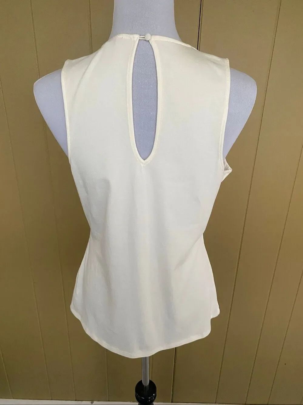 Express women L sleeveless scoopneck blouse w/back opening & button closure ivor - Picture 5 of 9
